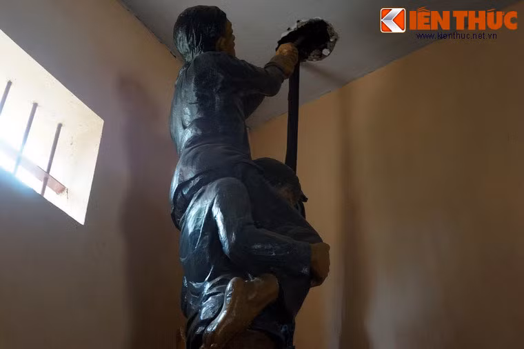 Các chiến sĩ nhỏ tuổi cũng đã bảy lần tổ chức vượt ngục, thể hiện khát vọng tự do, mong muốn được trở về tiếp tục chiến đấu.