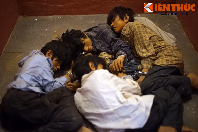 Tại xà lim, giữa đêm Đà Lạt lạnh giá, nhiệt độ xuống dưới 15o C, kẻ địch còn dội nước lạnh để hành hạ các tù nhân biệt giam. Các chiến sĩ nhỏ tuổi phải ngủ trên nền xi măng, san sẻ cho nhau từng hạt cơm, ngụm nước, chỗ nằm…