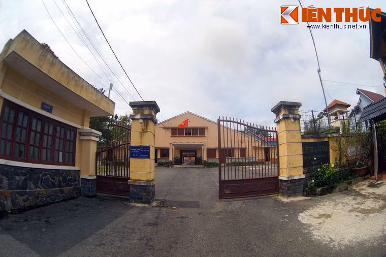 Nằm trên đường Hồ Xuân Hương, thuộc phường 9, thành phố Đà Lạt, nhà lao thiếu nhi Đà Lạt là một di tích lịch sử đặc biệt của giai đoạn kháng chiến chống Mỹ.