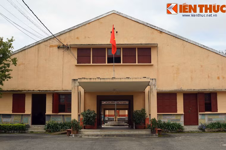 Án ngữ phía trước khu nhà lao là khối nhà chữ A bình thường, được dùng làm phòng làm việc của bộ máy quản lý nhà lao.