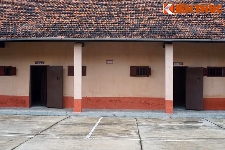 Nhà lao có 8 phòng giam, chia thành 2 khu: khu giam tù nhân nam có 6 phòng và khu giam tù nhân nữ có 2 phòng.