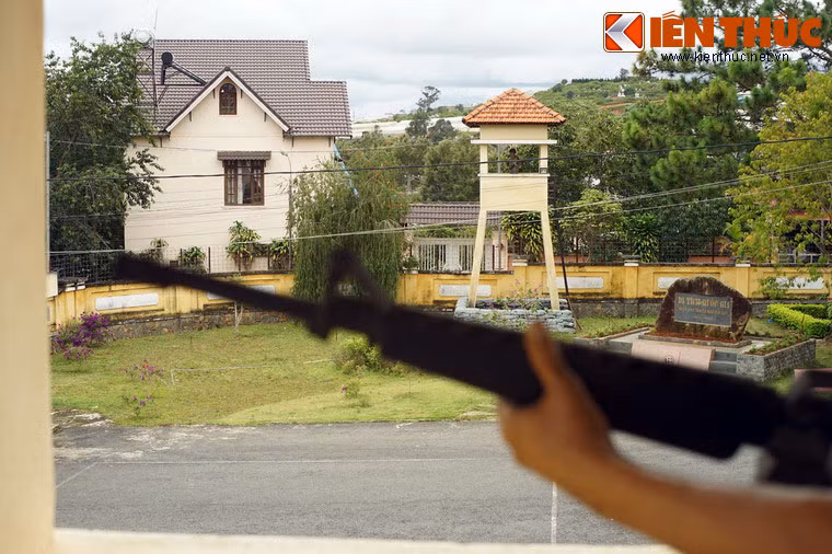 Phía trước khu nhà hành chính là hai tháp canh có binh lính vũ trang túc trực ngày đêm.