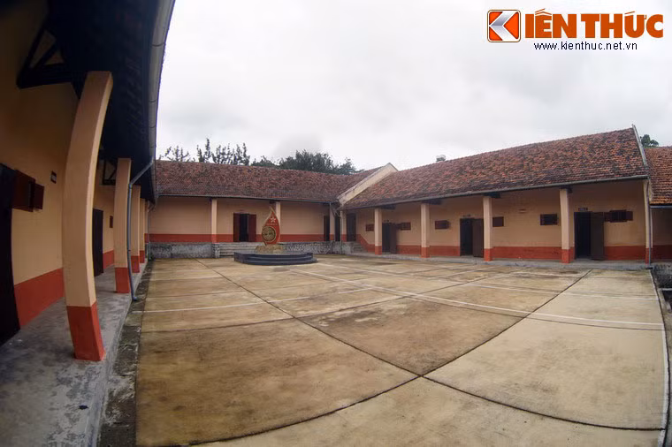 Nhà lao được thiết kế thành một khối chữ nhật khép kín với tường đá bao quanh. Hai dãy nhà dọc hai bên chủ yếu là các phòng giam, xà lim; các dãy nhà ngang tạo hai khoảnh sân ở giữa để phục vụ các hoạt động của tù nhân khi ra ngoài phòng giam.