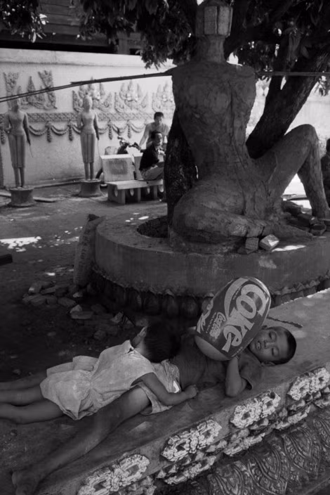 Bức tượng Phật đang dựng dở ở một ngôi chùa, 23/9/1993. Ảnh: John Vink / Magnum Photos.