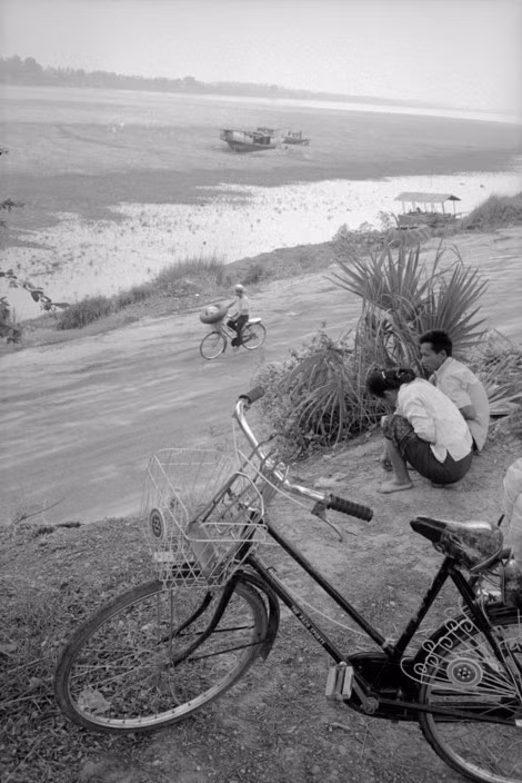 Sông Mekong một ngày cạn nước, bên kia sông là đất Thái Lan, 10/4/1991. Ảnh: John Vink / Magnum Photos.