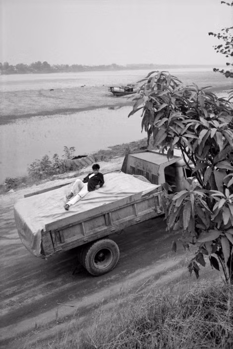 Xe tải chở cát chạy bên bờ sông Mekong, 11/4/1991. Ảnh: John Vink / Magnum Photos.