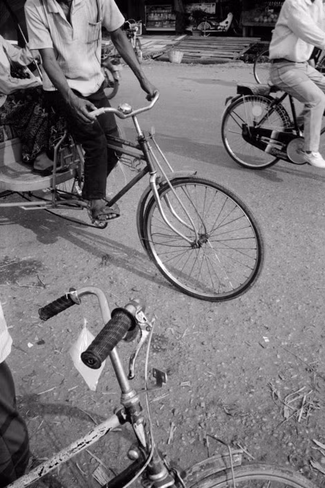 Xe đạp tuk tuk, loại xe đạp có 3 bánh là phương tiện giao thông phổ biến ở Vientiane, 11/4/1991. Ảnh: John Vink / Magnum Photos.