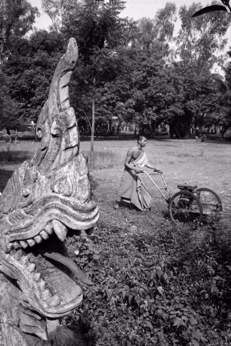 Nhà sư dọn cỏ tại một ngôi chùa trước thềm năm mới truyền thống của Lào, 10/4/1991. Ảnh: John Vink / Magnum Photos.