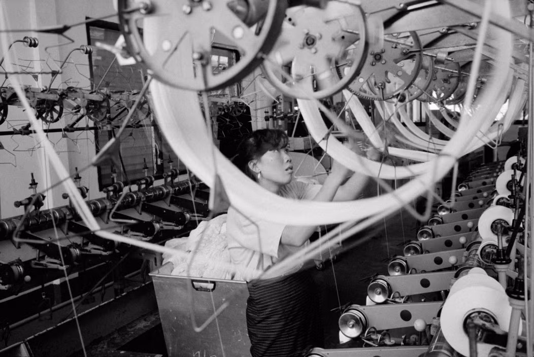 Trong một xí nghiệp vải của nhà nước ở Vientiane, 3/4/1993. Ảnh: John Vink / Magnum Photos.