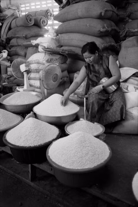 Cửa hàng gạo trong một khu chợ, 28/9/1993. Ảnh: John Vink / Magnum Photos.
