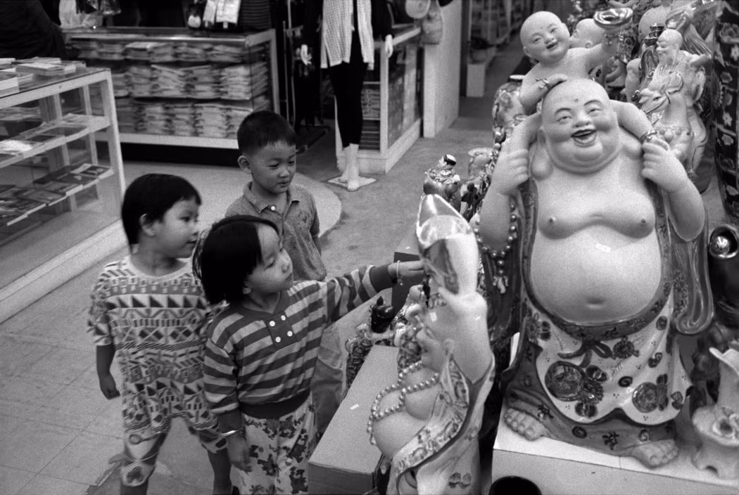 Cửa hàng bán đồ thờ kiểu Trung Hoa ở chợ trung tâm Vientiane, 25/9/1993. Ảnh: John Vink / Magnum Photos.