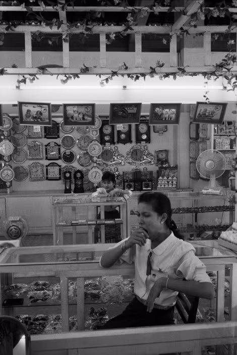 Các cửa hàng trong một trung tâm thương mại mới mở, 9/4/1991. Ảnh: John Vink / Magnum Photos.