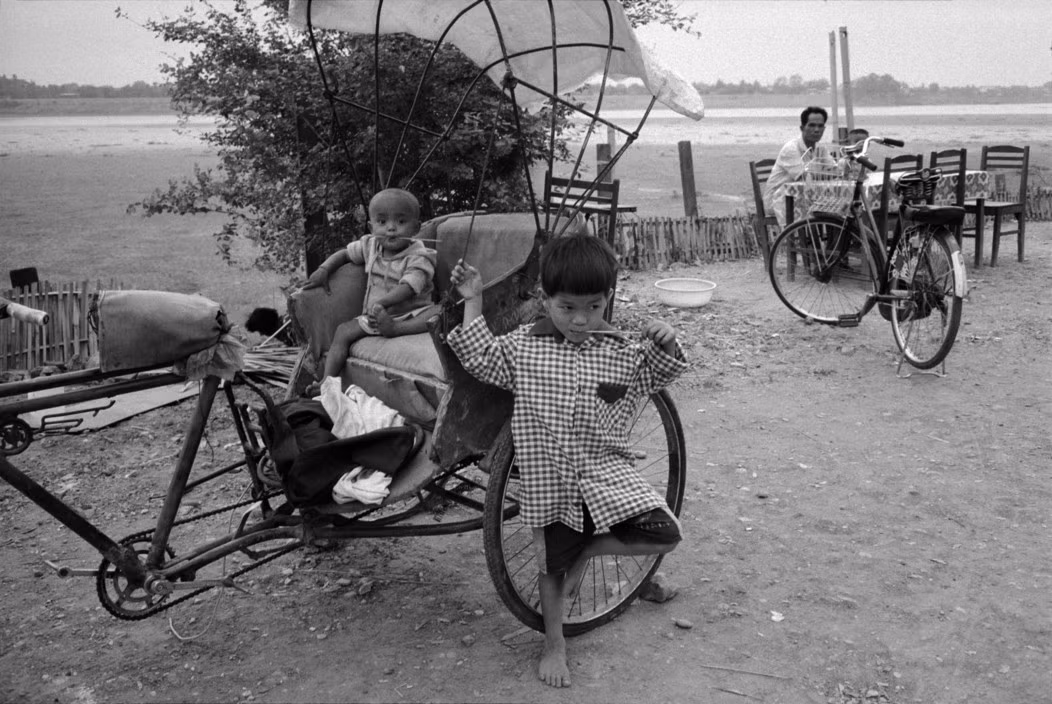 Quán cà phê bên bờ sông Mekong, 9/4/1993. Ảnh: John Vink / Magnum Photos.