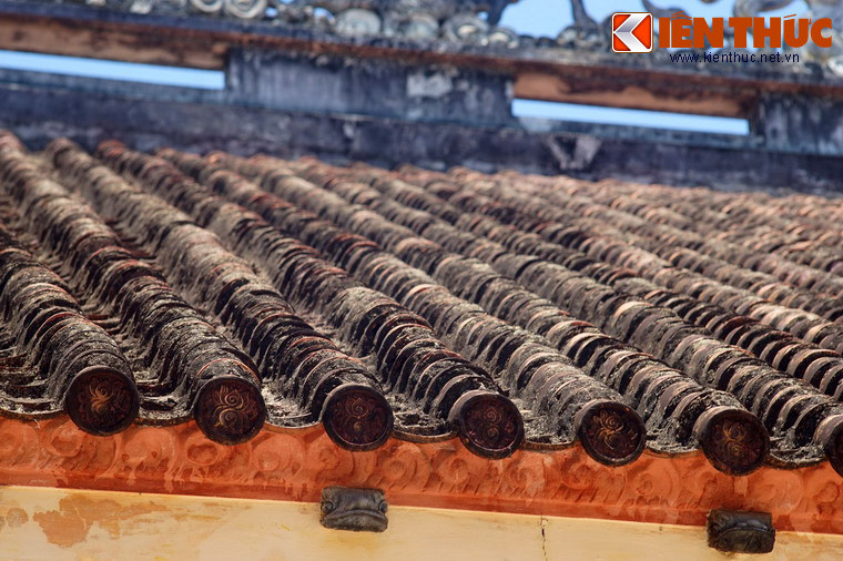 Sau chính điện là các khu nhà phương trượng, Đông đường, Tây đường, nhà Tổ... Qua nhiều lần trùng tu, tôn tạo, dù cái cũ và mới đan xen, kiến trúc chùa Thập Tháp vẫn giữ được chất cổ kính trong một tổng thể hài hòa.