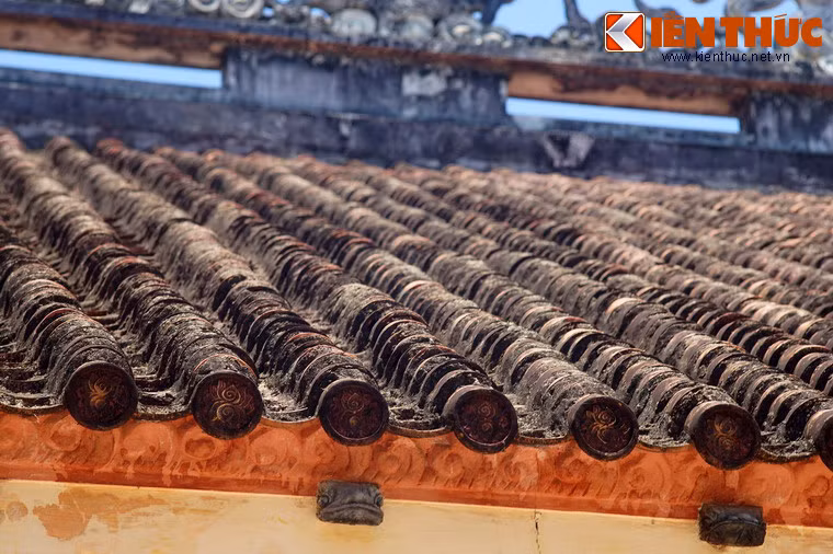 Sau chính điện là các khu nhà phương trượng, Đông đường, Tây đường, nhà Tổ... Qua nhiều lần trùng tu, tôn tạo, dù cái cũ và mới đan xen, kiến trúc chùa Thập Tháp vẫn giữ được chất cổ kính trong một tổng thể hài hòa.