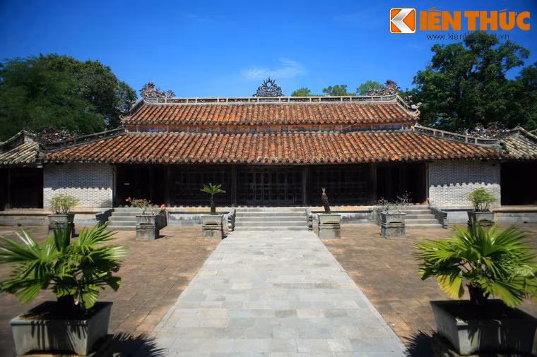 Sau điện Hòa Khiêm là điện Lương Khiêm, xưa là chỗ nghỉ ngơi của vua, về sau được dùng để thờ vong linh bà Từ Dũ, mẹ vua Tự Đức.