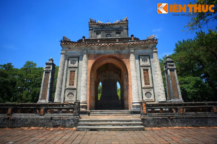 Trong Bi Đình có tấm bia bằng đá Thanh Hóa nặng 20 tấn có khắc bài "Khiêm Cung Ký" do chính Tự Đức soạn. Tuy có đến 103 bà vợ nhưng Tự Đức không có con nối dõi nên đã viết bài văn bia này thay cho bia "Thánh đức thần công" theo quy ước.