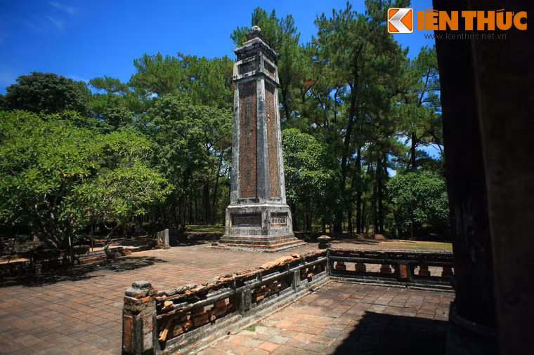 Hai bên Bi Đình tấm bia là hai trụ biểu sừng sững, tượng trưng cho hai ngọn đuốc tỏa sáng.