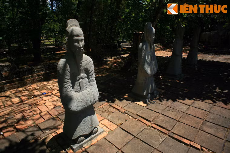 Sau Bái Đình là khoảng sân với hai hàng tượng quan viên văn võ và tượng voi, ngựa.