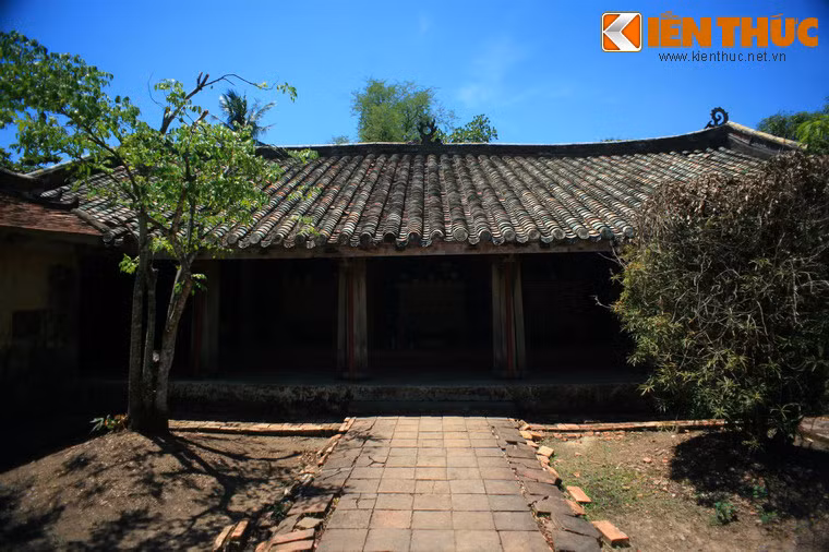 Phía trái khu tẩm điện có Chí Khiêm Đường, là nơi thờ các bà vợ của vua.