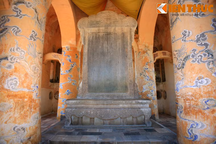 Toàn bài văn dài 4.935 chữ, là một bản tự thuật của nhà vua về cuộc đời, vương nghiệp cũng như những rủi ro, bệnh tật của mình, kể công và nhận tội của vua trước lịch sử.