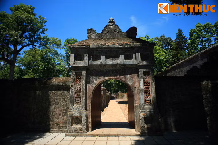 Có một hành lang từ Ôn Khiêm Đường dẫn ra Trì Khiêm Viện và Y Khiêm, là chỗ ở của các cung phi theo hầu nhà vua, khi vua còn sống cũng như khi đã băng hà. Cạnh đó là Tùng Khiêm Viện, Dung Khiêm Viện và vườn nuôi nai của vua.