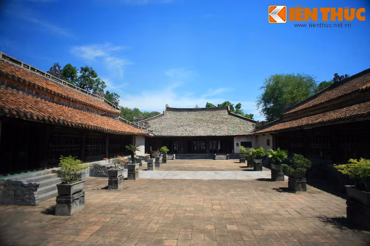 Bên phải điện Lương Khiêm là Ôn Khiêm Đường - nơi cất đồ ngự dụng. Đặc biệt, phía trái điện Lương Khiêm có nhà hát Minh Khiêm để nhà vua xem hát.