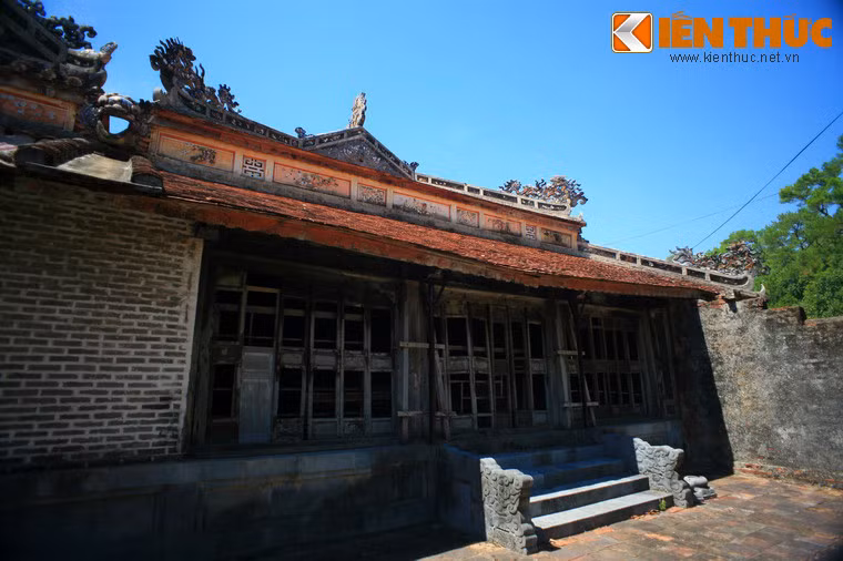 Do sự việc này, vua phải đổi tên Vạn Niên Cơ thành Khiêm Cung và viết bài biểu trần tình để tạ tội.