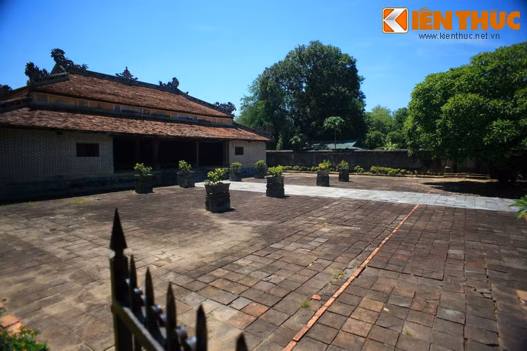 Sau khi lên ngôi, Tự Đức đã sớm nghĩ đến việc xây lăng mộ cho mình. Vốn là một người giỏi thi phú, ông đã chọn cho mình một nơi yên nghỉ đầy thơ mộng trong một thung lũng hẹp thuộc làng Dương Xuân Thượng, tổng Cư Chánh. Lăng được khởi công năm 1864 với 5 vạn nhân công.