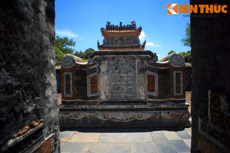 Ẩn sau những đường nét kiến trúc hoa mỹ, lịch sử xây dựng lăng gắn liền với một bi kịch trong sự nghiệp của vua Tự Đức.