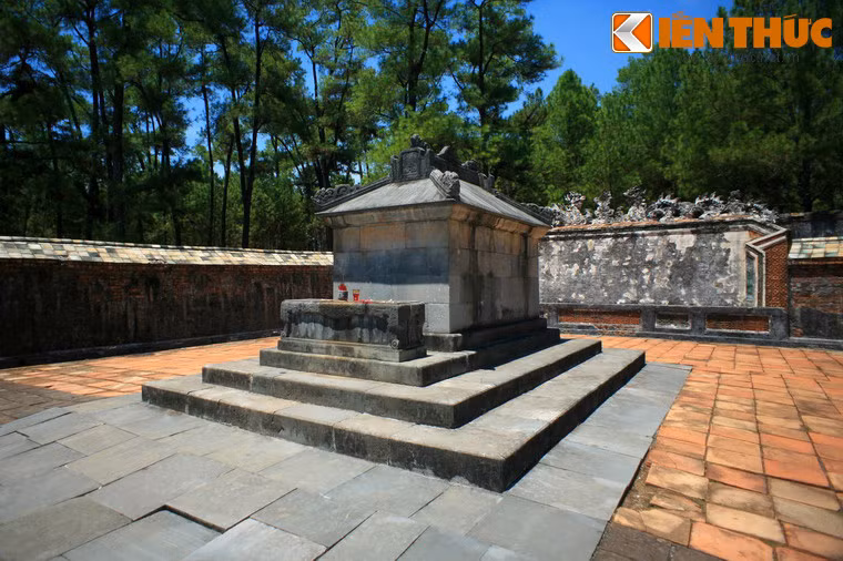 Mộ vua được xây bằng đá, có hình dáng như một ngôi nhà (thạch thất) , đặt trên ba cấp nền cũng làm bằng đá. Đầu mộ có một bàn thờ bằng đá.