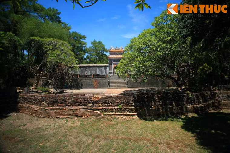 Sau Bi Đình là hồ Tiểu Khiêm hình trăng non, có ý nghĩa như bầu đựng nước mưa để linh hồn vua rửa tội.