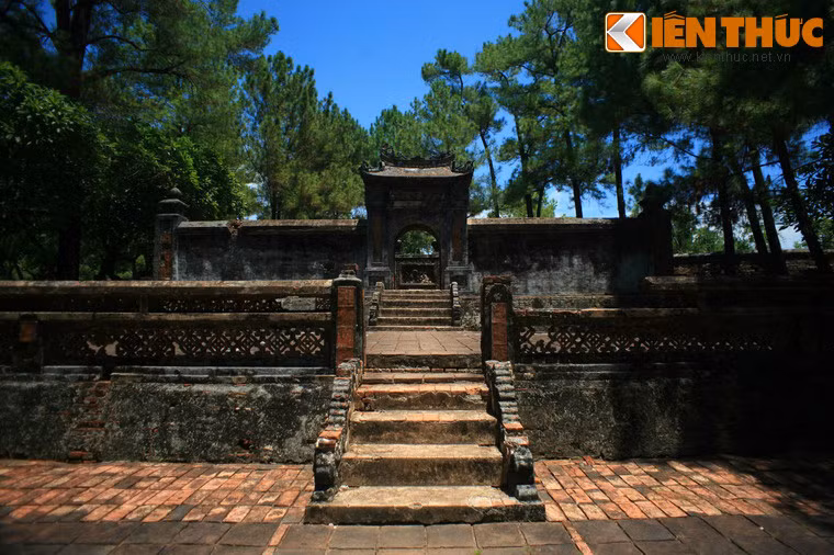 Từ mộ Lệ Thiên Hoàng Hậu đi tiếp về phía Đông sẽ đến Bổi Lăng - lăng mộ vua Kiến Phúc, một trong ba người con nuôi của vua Tự Đức.