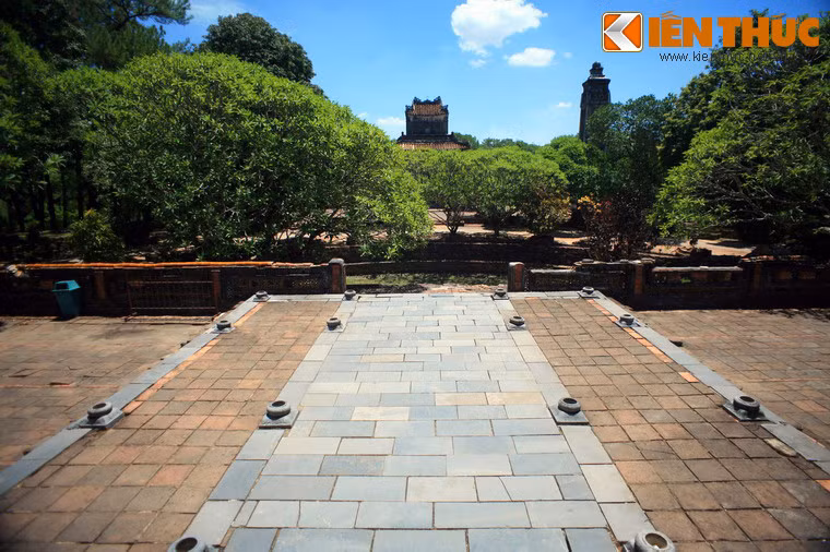 Cách phân bố các khu vực và bố cục các công trình kiến trúc trong từng khu vực ở lăng Tự Ðức đã phá bỏ hệ thông lệ giữ gìn sự đối xứng từng cổ điển ở một số lăng khác.