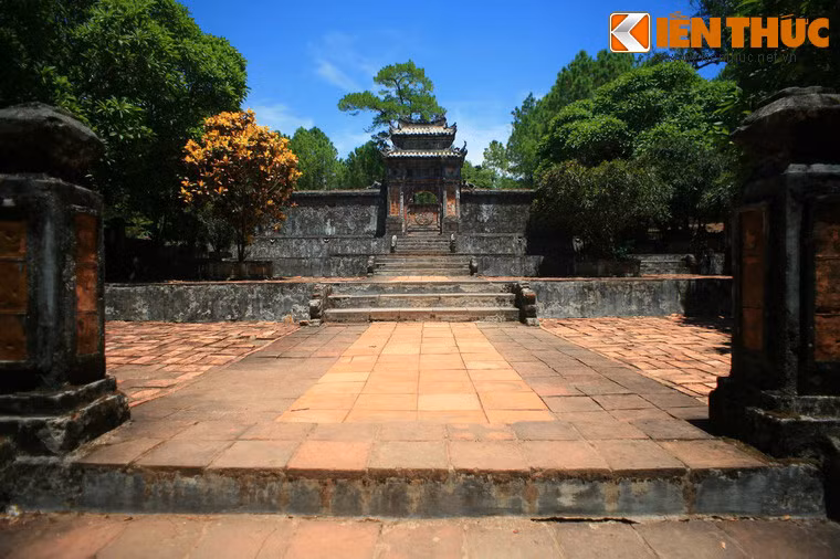 Nằm ở phía Bắc của lăng mộ vua là khu lăng mộ Lệ Thiên Hoàng Hậu (Vũ Thị Duyên, 1828 - 1903) - vợ cả vua Tự Đức, được gọi là lăng Khiêm Thọ.