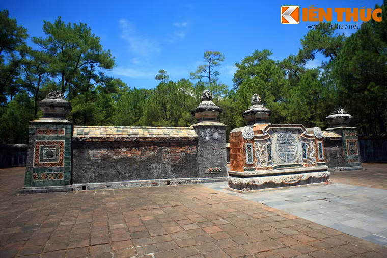 Sau cánh cổng là bình phong, và vòng thành thứ hai bao quanh mộ phần.