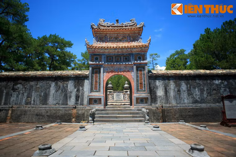 Mặt trước Bửu Thành là cánh cổng hai tầng mái, được khảm sứ khá cầu kỳ.