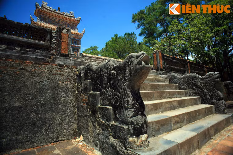 Nhìn chung, mỗi công trình kiến trúc trong lăng Tự Ðức đều mang một đường nét khác nhau về nghệ thuật tạo hình: không trùng lặp và rất sinh động.