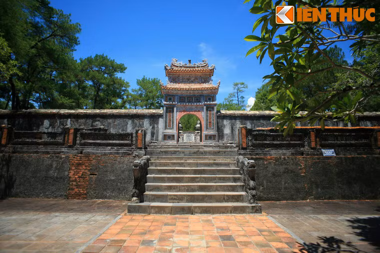 Sau hồ Tiểu Khiêm là Bửu Thành, bức tường thành bao quanh mộ vua.