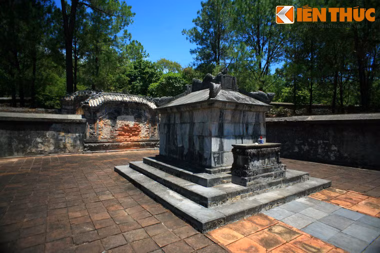 Mộ phần của Lệ Thiên Hoàng Hậu xây bằng đá, kiểu dáng tương tự mộ vua.