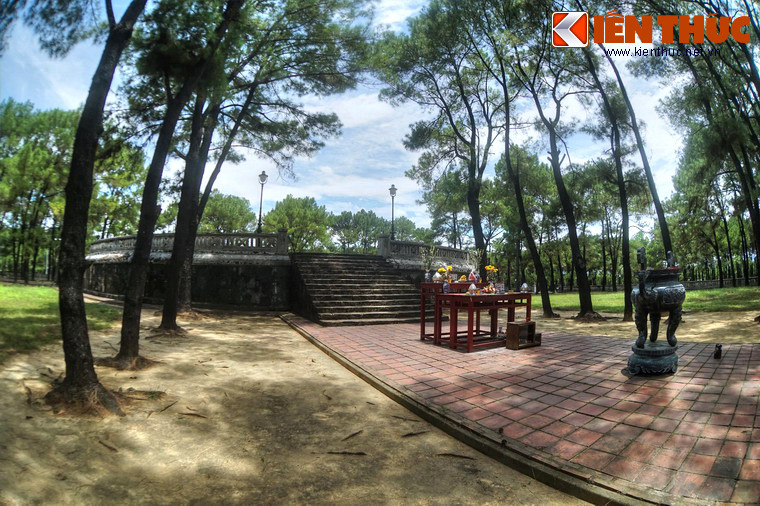 Công trình trung tâm của đàn Nam Giao là Giao đàn, gồm 3 tầng. Tầng dưới cùng xây hình vuông, tượng trưng cho Người. Tầng giữa là Phương đàn hay còn gọi là Tùng đàn, xây hình vuông, tượng trưng cho Đất. Tầng trên cùng là Viên đàn, xây thành hình tròn, tượng trưng cho Trời.