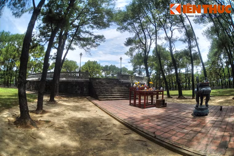 Công trình trung tâm của đàn Nam Giao là Giao đàn, gồm 3 tầng. Tầng dưới cùng xây hình vuông, tượng trưng cho Người. Tầng giữa là Phương đàn hay còn gọi là Tùng đàn, xây hình vuông, tượng trưng cho Đất. Tầng trên cùng là Viên đàn, xây thành hình tròn, tượng trưng cho Trời.