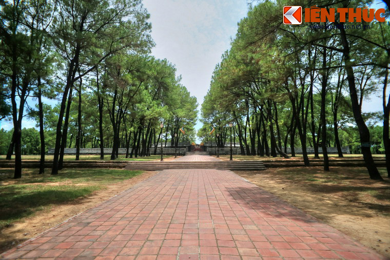 Nằm ở phường Trường An, thành phố Huế, đàn tế Nam Giao nhà Nguyễn là một đàn tế được vua Gia Long cho khởi công xây dựng vào ngày 25/3/1806, là nơi các vua nhà Nguyễn tổ chức lễ Tế Giao, lễ tế trời đất vào mùa xuân hàng năm.