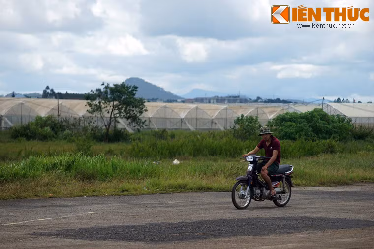 Đường băng sân bay được sử dụng như đường giao thông của cư dân trong khu vực.