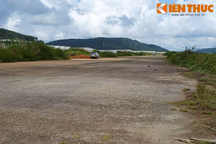 Vào năm 1995, sân bay đã được Tổng công ty Cảng hàng không Việt Nam đầu tư tu sửa. Trong nhiều năm, sân bay này từng đưa đón khách giữa Sài Gòn và Đà Lạt đi về bằng máy bay cánh quạt dân dụng.