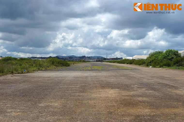 Sân bay có diện tích trên trên 500.000m2, đường băng dài 1.390m với mặt bêtông nhựa, được xây dựng trong giai đoạn chiến tranh Việt Nam làm sân bay quân sự của Mỹ và chính quyền Sài Gòn.