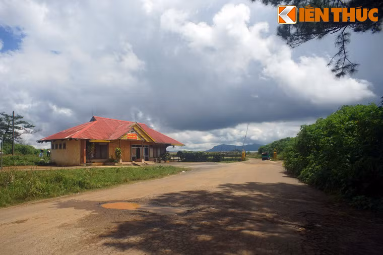 Sân bay đã chấm dứt hoạt động và bị bỏ hoang nhiều năm trước khi được Cục Hàng không Việt Nam bàn giao cho Quân chủng phòng không – không quân Bộ Quốc phòng cuối năm 2010.