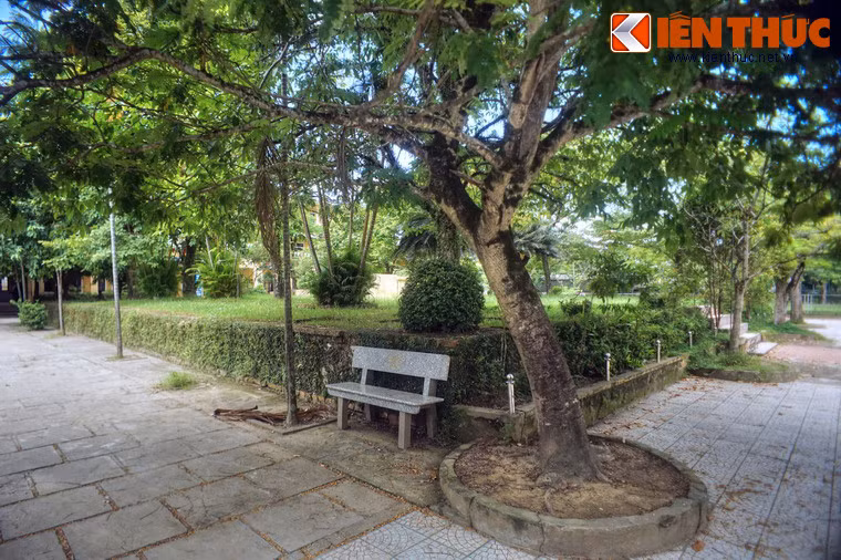 Theo các sử liệu cũ, đàn Sơn Xuyên ở Huế được xây dựng vào năm 1853, thời vua Tự Đức, đền làm nơi cúng tế toàn bộ thần núi, thần sông của địa phương.