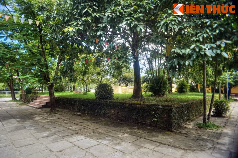 Về kiến trúc, đàn Sơn Xuyên nằm lộ thiên, cao hai tầng, xây bằng gạch vồ, vôi vữa và đá núi. Tầng dưới của đàn cao gần 0,5m, mỗi cạnh rộng khoảng 45m. Tầng trên cao hơn 1 m, mỗi cạnh rộng khoảng 22m.