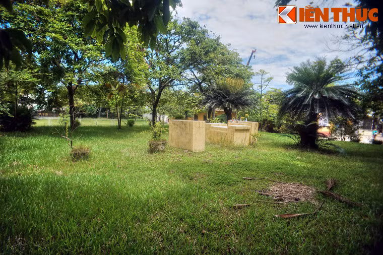 Đến thời điểm này, chỉ còn tầng trên của đàn nằm nổi khỏi mặt đất, cây cối um tùm. Những án thờ chư thần núi sông, bia đá, bài vị... đều đã biến mất.